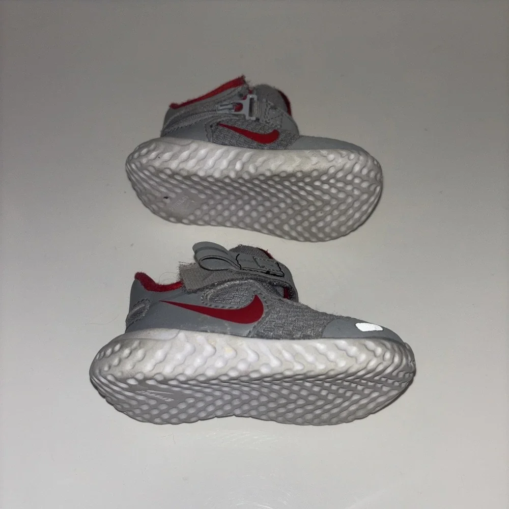 Nike revolution flyease